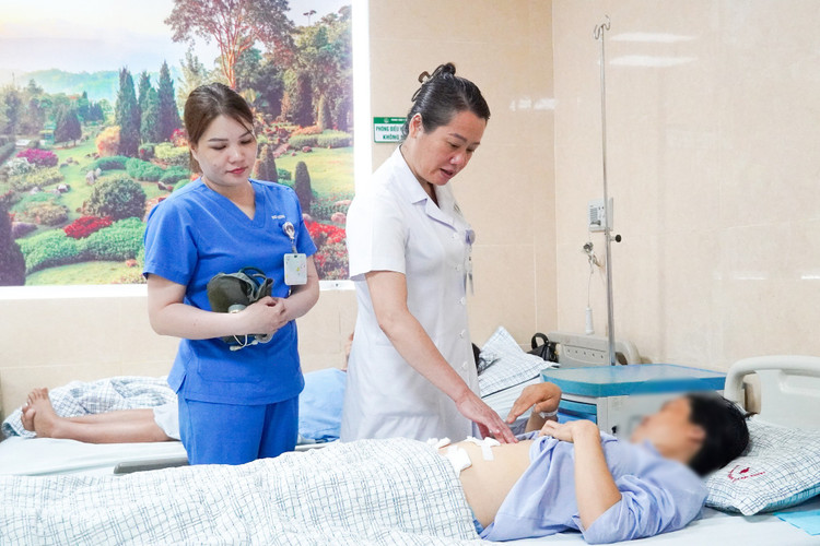 BSCKII Hà Thị Hải Hường, Trưởng khoa Phụ sản và Chăm sóc sức khỏe sinh sản kiểm tra cho bệnh nhân sau phẫu thuật - Ảnh BVCC vo-tu-cong.jpg