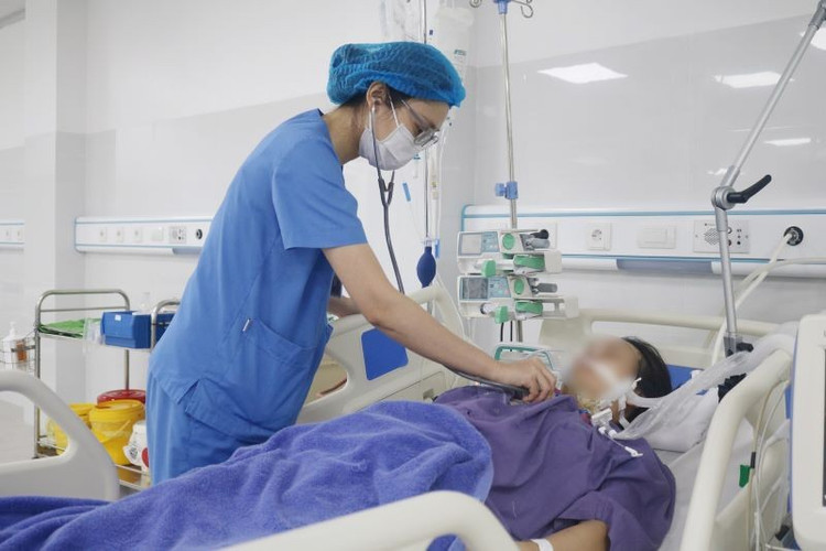 Thăm khám cho sản phụ sau phẫu thuật - Ảnh BVCC suy-tim-cap.jpg