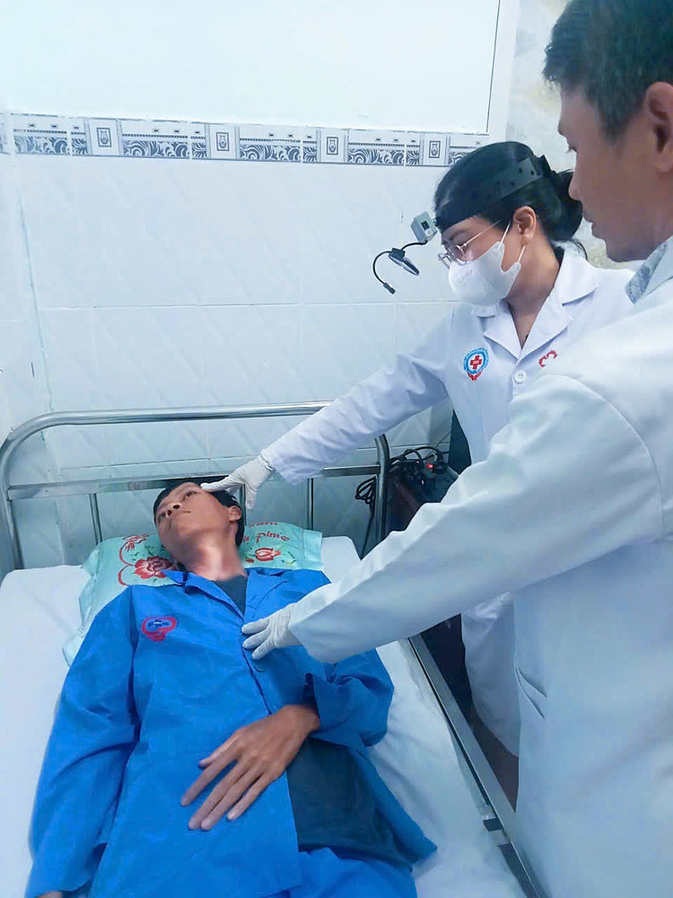 Thăm khám cho bệnh nhân bị áp xe cổ - Ảnh BVCC ap-xe-co.jpg