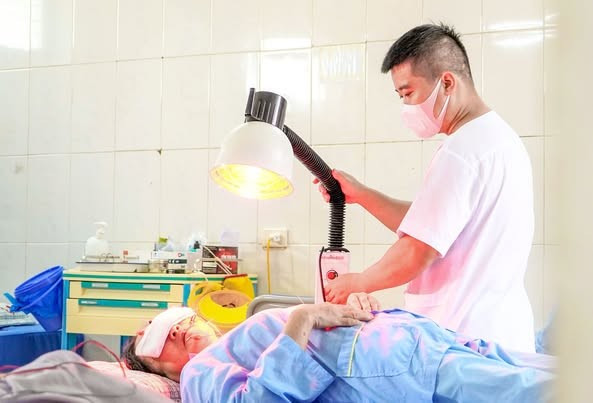 Điều trị liệt mặt ngoại biên - Ảnh BVCC leit-mat.jpg
