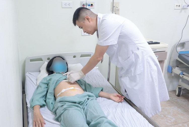 Thăm khám cho bệnh nhân sau phẫu thuật - Ảnh BVCC tu-nga.jpg