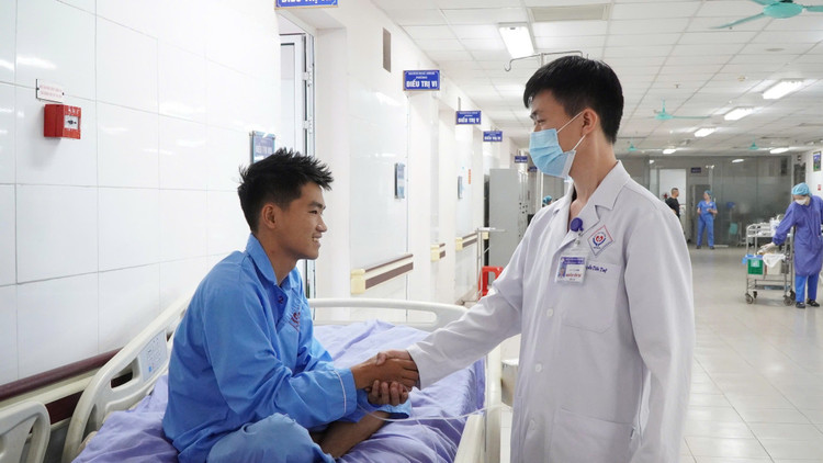 Người bệnh Đ. hồi phục, chụp ảnh cùng bác sĩ điều trị - Ảnh BVCC duoi-nuoc-3.jpg