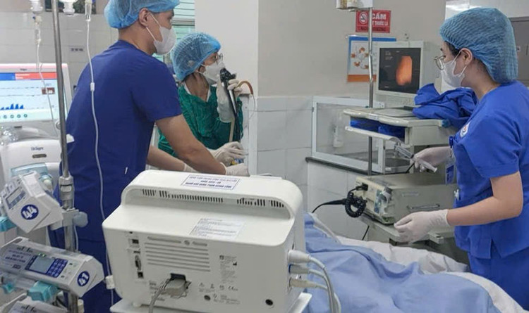 Các bác sĩ khoa Hô hấp và Hồi sức tích cực – Chống độc cùng phối hợp nội soi phế quản, hút dịch và dị vật trong đường hô hấp - Ảnh BVCC duoi-nuoc.jpg