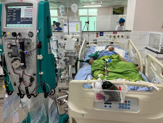 Người bệnh đang được thực hiện kỹ thuật lọc máu liên tục, được điều trị chuyên sâu tại khoa Hồi sức tích cực - Chống độc - Ảnh BVCC duoi-nuoc-1.jpg
