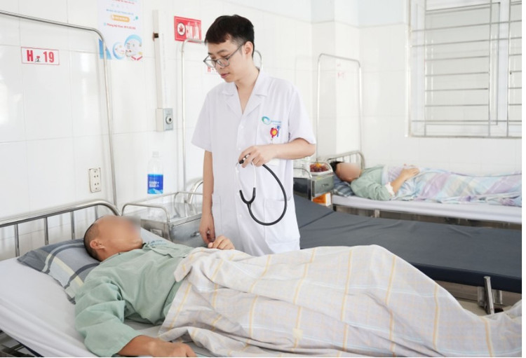 Tư vấn cho bệnh nhân trước khi ra viện - Ảnh BVCC roi-loan-dien-giai-1.jpg