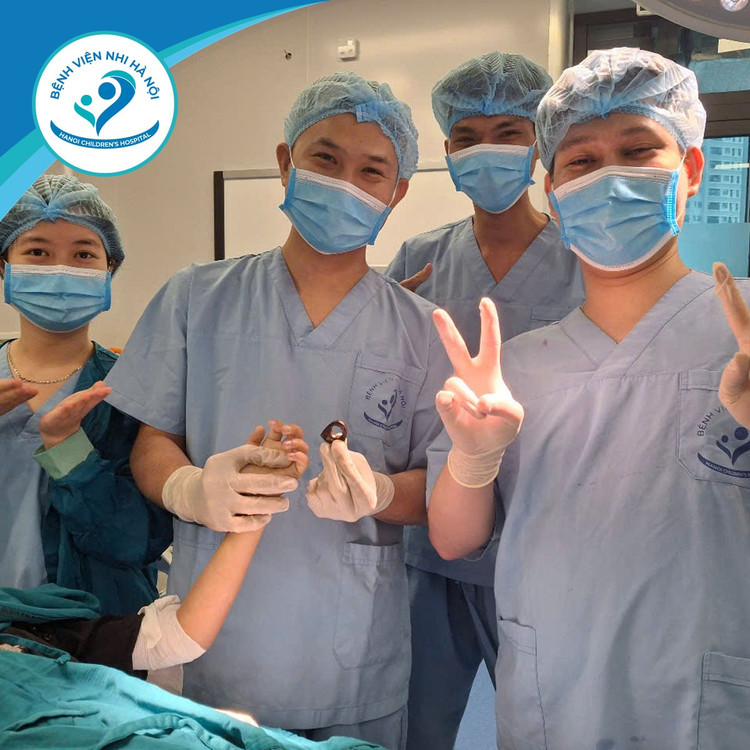 Các bác sĩ phẫu thuật lấy chiếc vòng trong tay bệnh nhi - Ảnh BVCC tre-6-tuoi-vong-khoa-cua.jpg