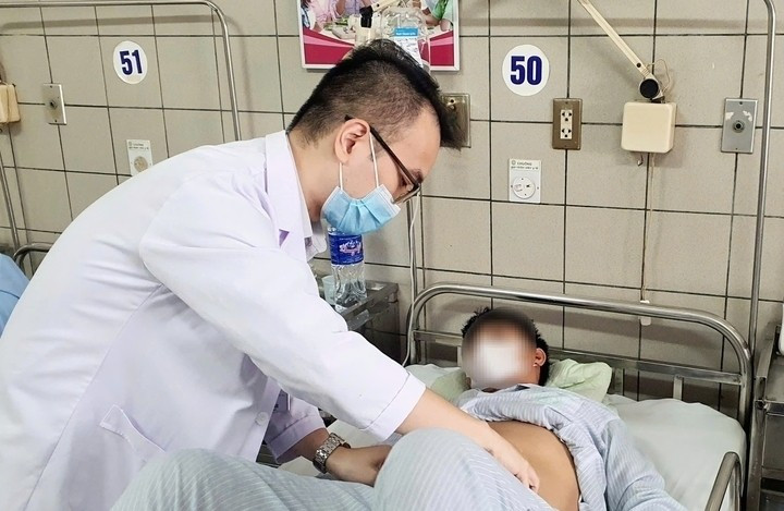 Thăm khám cho bệnh nhân - Ảnh BSCC suy-than.jpg