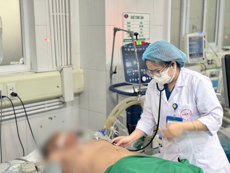 Thăm khám cho bệnh nhân viêm tụy cấp hoại tử - Ảnh BVCC tuy-cap-3.jpg