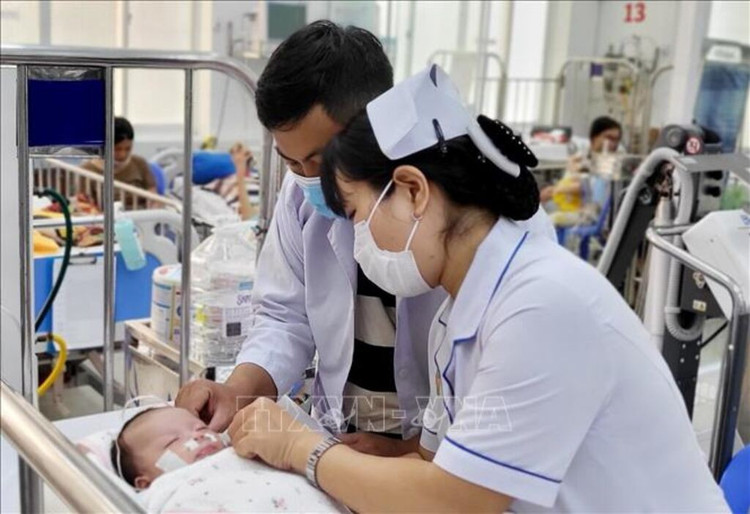 Chăm sóc trẻ sơ sinh - Ảnh minh họa TTXVN muc-sinh-111224-1.jpg