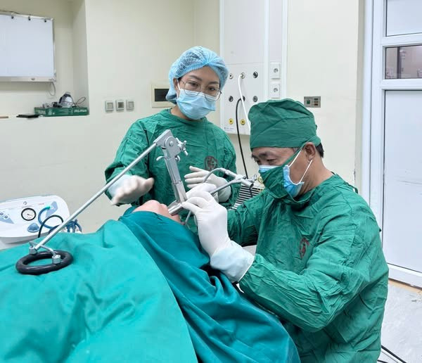 Các bác sĩ nội soi lấy dị vật quất hồng bì trú ngụ trong phế quản bệnh nhân - Ảnh BVCC qua-hong-bi.jpg