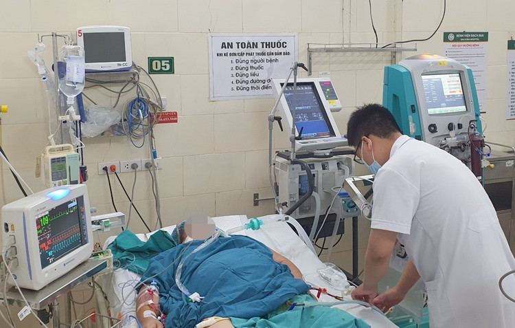 Chăm sóc cho bệnh nhân sốt xuất huyết tại BV Bạch Mai. kham-cho-bn-sxh.jpg