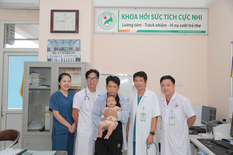 Bé được xuất viện trong niềm vui của gia đình và các bác sĩ - Ảnh BVCC be-trai-mong-3.jpg