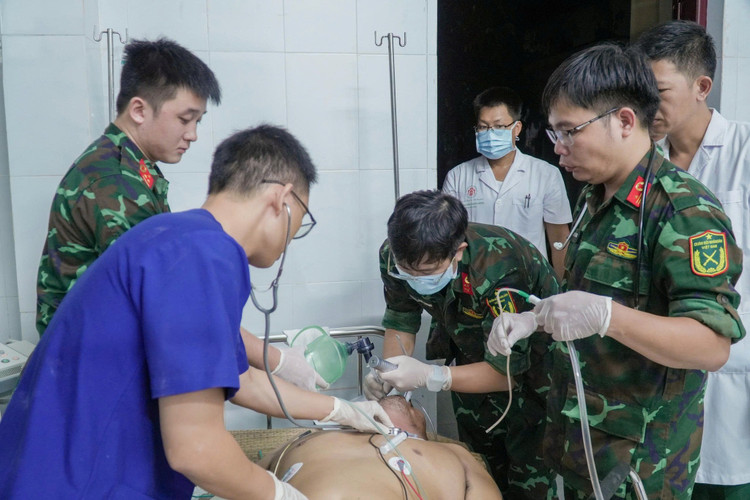 Hồi sức tim phổi tích cực cho bệnh nhân - Ảnh BVCC dao-3.jpg