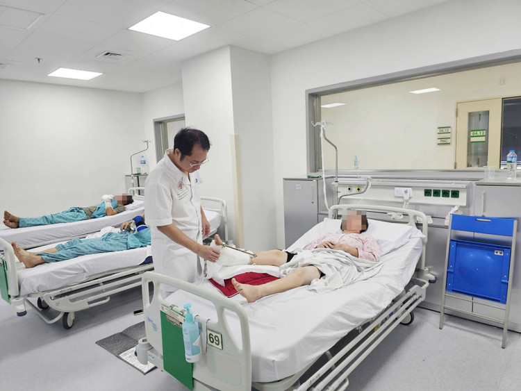Thăm khám cho bệnh nhân sau phẫu thuật - Ảnh BVCC 541463696-1291754826076388-99533870623370071-n.jpg