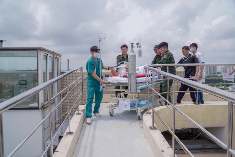 Bệnh nhân sau liệu trình oxy cao áp kém đáp ứng được đưa về đất liền - Ảnh BVCC dao-2.jpg
