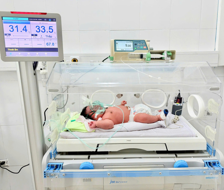 Bé được theo dõi tại khoa nhi - Ảnh BVCC be-66-kg1.jpg