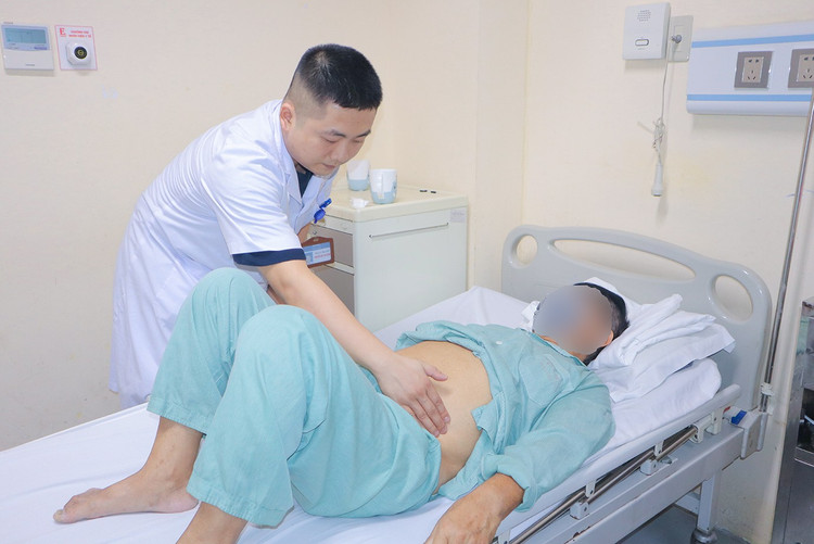 Thăm khám cho người bệnh trước khi mổ - Ảnh BVCC 3-khoi.jpg