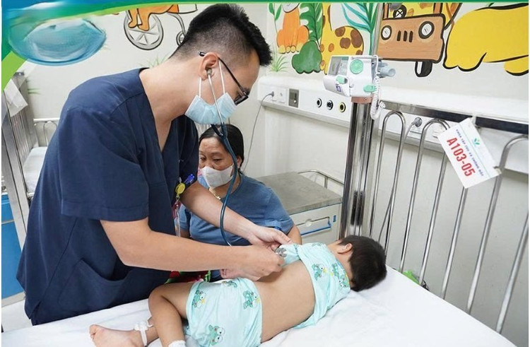 BSCKI Phạm Văn Tuấn – Khoa Cấp cứu và Chống độc, Bệnh viện Nhi Trung ương thăm khám cho bệnh nhi - Ảnh BVCC soc-ong-2-9688.jpg