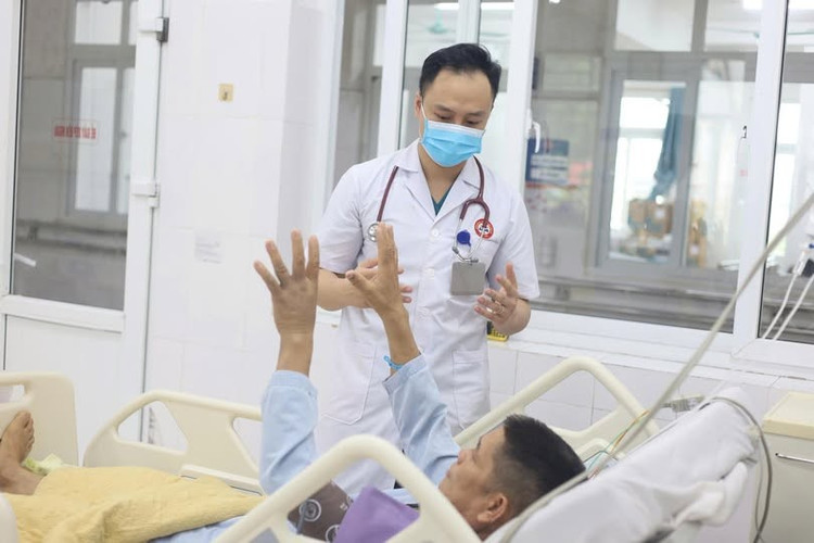 Sau 5 ngày lọc máu liên tục, bệnh nhân đã tỉnh táo, tiếp xúc tốt - Ảnh BVCC nguy-hiem-ruou.jpg