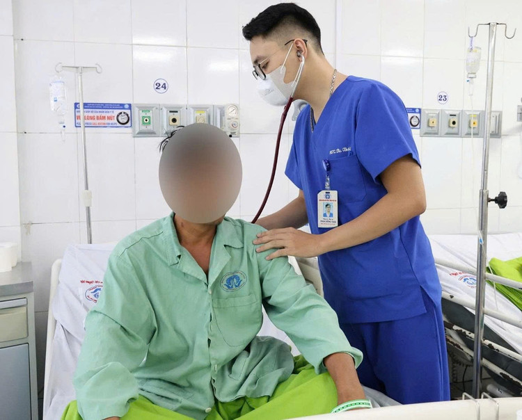 Người bệnh đã có thể ngồi dậy sau 6 ngày điều trị và được ThS.BS Phan Hồng Thái kiểm tra tình trạng sức khỏe - Ảnh BVCC ngung-tim-3.jpg