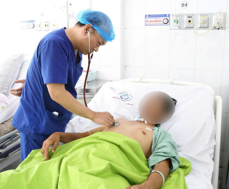 BSCKI Hà Giang Nam thăm khám cho người bệnh - Ảnh BVCC ngung-tim-2.jpg