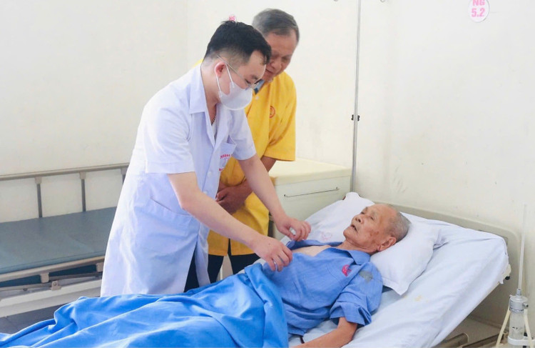Thăm khám cho người bệnh - Ảnh BVCC 535621947-660846193709789-1611463793489007441-n.jpg