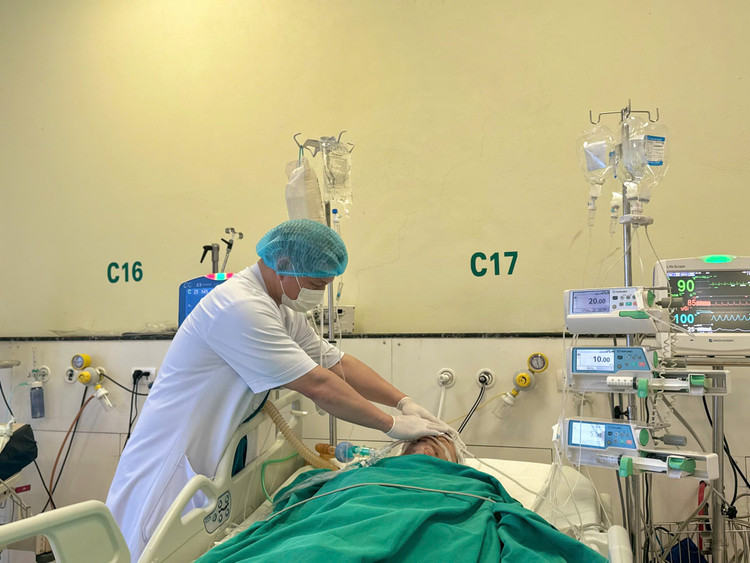 Thăm khám cho bệnh nhân sau mổ - Ảnh BVCC mau-tu-4.jpg