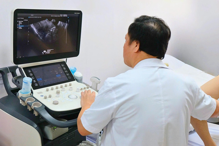 ThS.BS Đặng Anh Linh siêu âm cho bệnh nhân phát hiện bất thường - Ảnh BVCC ra-mau.jpg
