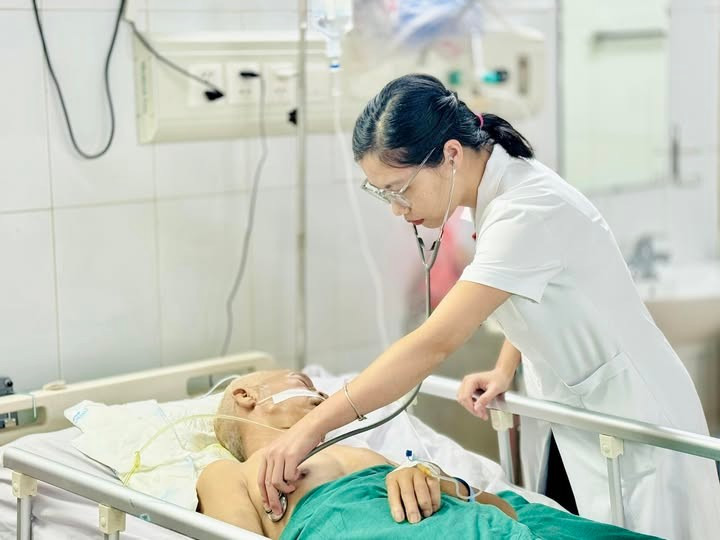 Thăm khám cho cụ ông bị nhồi máu cơ tim - Ảnh BVCC soc-tim.jpg
