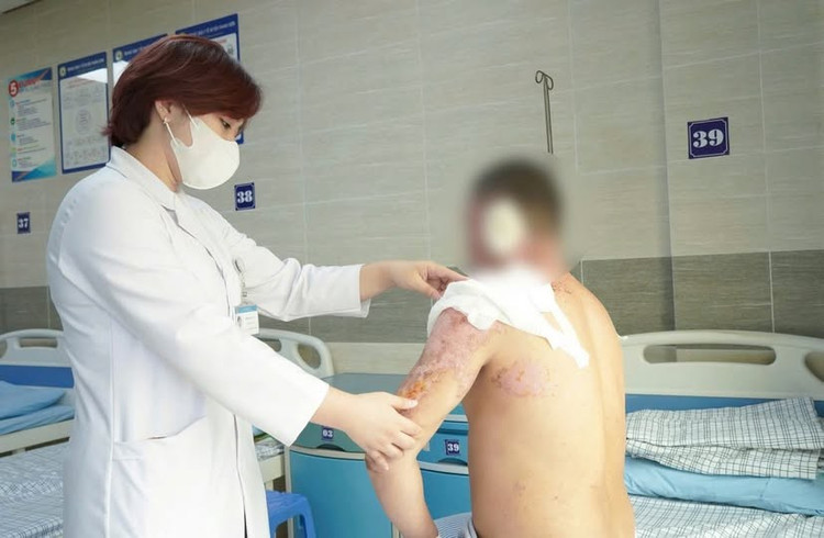 Thăm khám cho bệnh nhân - Ảnh BVCC ben-lua.jpg