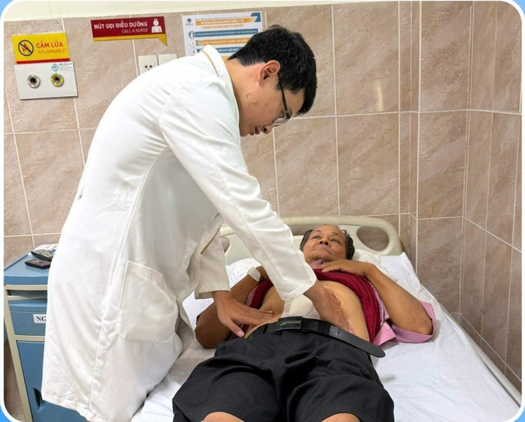 Thăm khám cho người bệnh sau phẫu thuật - Ảnh BVCC khoi-thoat-vi-cpc-7442.jpg