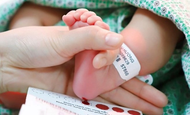 Bệnh viện Hà Nội lấy máu gót chân sau sinh sàng lọc bệnh cho trẻ - Ảnh BVCC lay-mau-got-chan.jpg