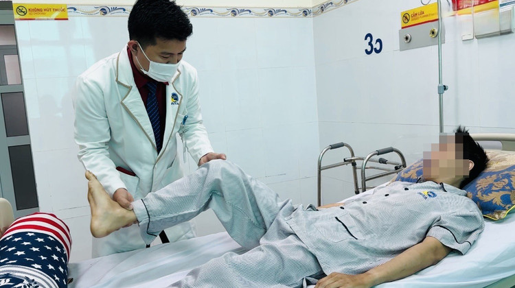 Thăm khám cho bệnh nhân sau phẫu thuật - Ảnh BVCC chom-xuong-dui-1.jpg