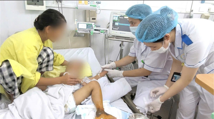 Các bác sĩ điều trị cho bệnh nhi - Ảnh BVCC meo-can.jpg