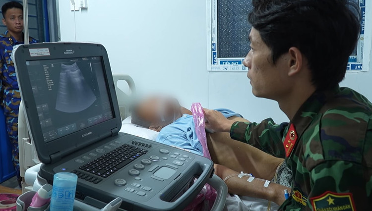 Thăm khám sức khỏe cho bệnh nhân - Ảnh BVCC cap-cuu2.jpg