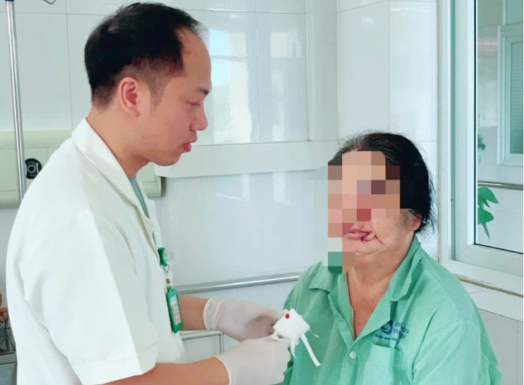 BSCKI Đoàn Huy Tuyền, Khoa Ung bướu 2, Bệnh viện Bãi Cháy khám lại cho bệnh nhân - Ảnh BVCC da.jpg
