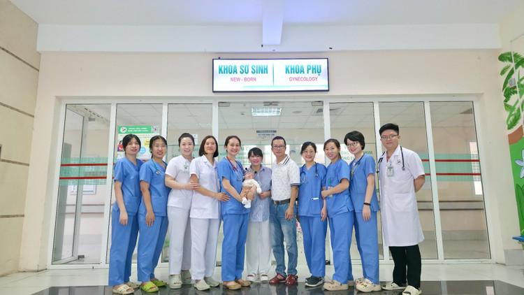 Trẻ đã hồi phục về với gia đình - Ảnh BVCC may-tho-3.jpg