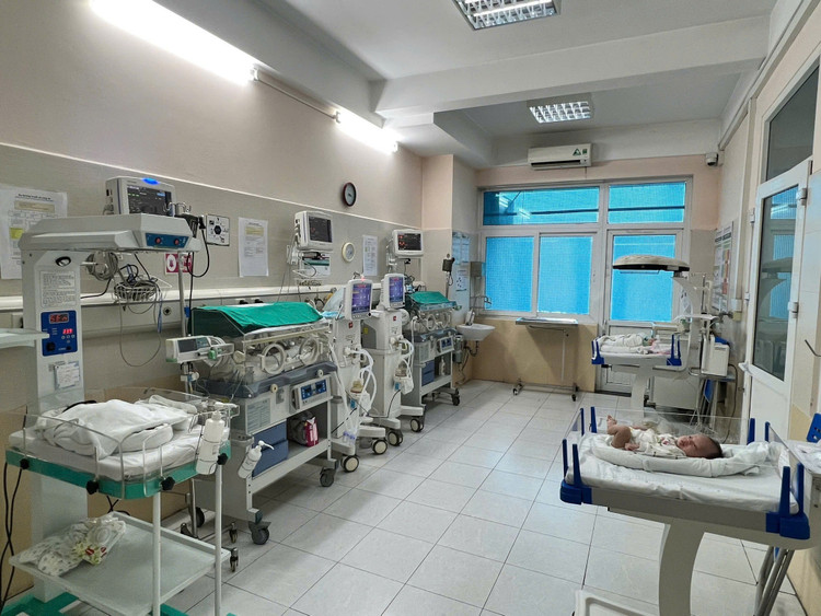 Trẻ thở máy tần số cao tại bệnh viện - Ảnh BVCC may-tho-2.jpg