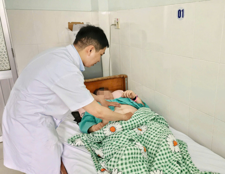 Thăm khám cho sản phụ người Hàn Quốc - Ảnh BVCC benh-vien-da-khoa-khanh-hoa-cuu-sinh-non-1-1536x1187.jpg