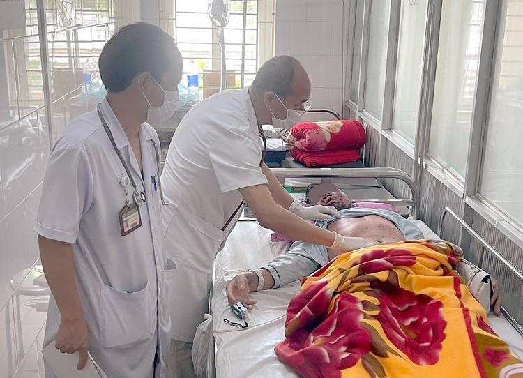 PGS.TS Đỗ Duy Cường thăm khám cho bệnh nhân mắc thủy đậu - Ảnh BVCC thuy-dau.jpg