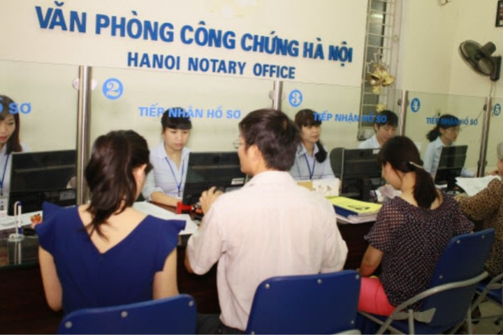 Khi đi công chứng cần chụp ảnh với công chứng viên và ký từng trang các văn bản - Ảnh minh họa anh-1-1.jpg