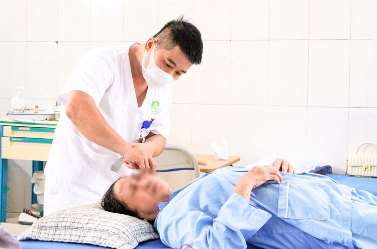 Thăm khám cho bệnh nhân liệt mặt ngoại biên - Ảnh BVCC liet-mat-2.jpg