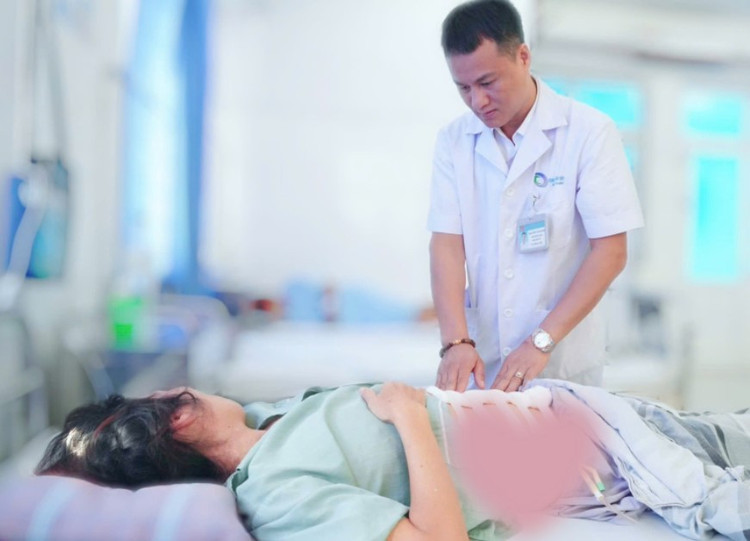BSCKI Nguyễn Văn Mạnh khám lại cho bệnh nhân sau 1 ngày phẫu thuật - Ảnh BVCC u-xo-to-1.jpg