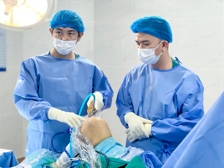 Ca phẫu thuật cho bệnh nhân - Ảnh bVCC thoai-hoa-goi-1.jpg