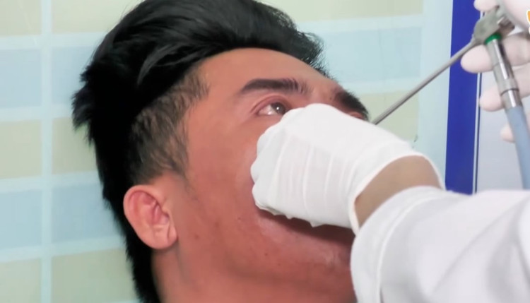 Thăm khám cho bệnh nhân - Ảnh cắt từ video bệnh viện anh-chup-man-hinh-2025-06-19-090344.jpg