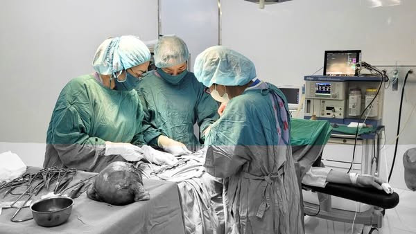 Ca phẫu thuật cắt khối u khủng cho bệnh nhân - Ảnh BVCC loai-bo-u-4-thang.jpg