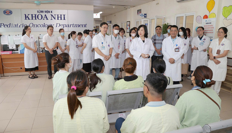 Bộ Trưởng Đào Hồng Lan thăm hỏi bệnh nhân tại Bệnh viện K dao-hong-1.jpg