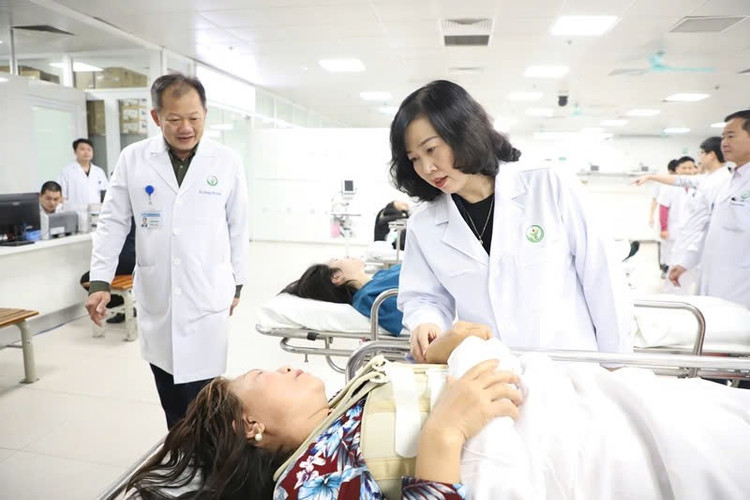 Bộ Trưởng Đào Hồng Lan thăm hỏi bệnh nhân - Ảnh BYTCC dao-hong2.jpg