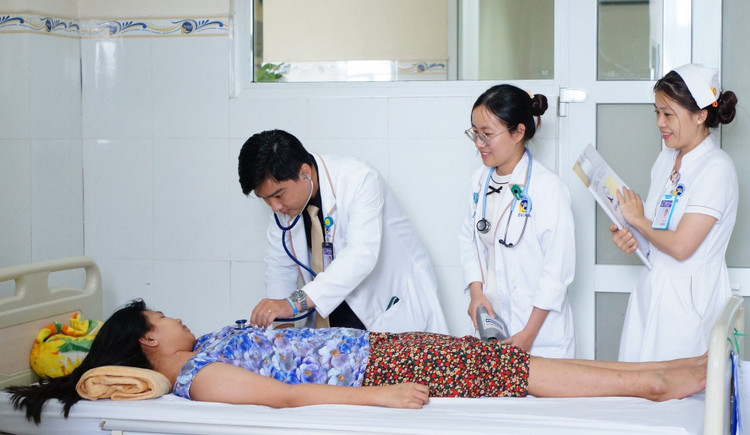 Thăm khám cho bệnh nhi sau khi đã qua cơn nguy kịch - Ảnh BVCC 2-lan-soc-sot.jpg