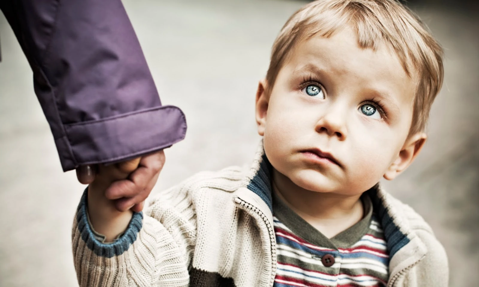 Dạy con cách ứng phó khi gặp người lạ dụ dỗ, rủ rê